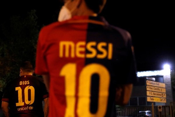 Lionel Messi reportedly sent a burofax to Barcelona last night asking the club to let him leave. The 6 time Ballon d'Or winner has spent his entire footballing career at Catalonia but things have been spiraling down between Messi and club president Bartomeu for quite some time now.  With the president refusing to take responsibility and instead of seeking distractions in the form of managers and players, Messi has finally told the club he wants out. It has naturally sought the interest of a host of clubs who want the football magician to play for them.  Of the clubs generating high interest, there are the likes of Inter Milan and PSG and Manchester City and much to the delight of Chelsea fans, it is us as well! Rio Ferdinand's tweet last night encouraging Lampard to go for Messi has some base behind it.  Chelsea have had a stellar window and have wrapped up a few signings. They seem unstoppable at the moment with more transfers lined up and with a free agent Messi available, it will be ideal for Chelsea to bring home the Messiah of football.  The idea of Messi lining up with Havertz, Ziyech, Pulisic and Werner seems perfect for Chelsea right now.  See More: Chelsea transfer rumors 2020 – Latest transfer targets and signings news!