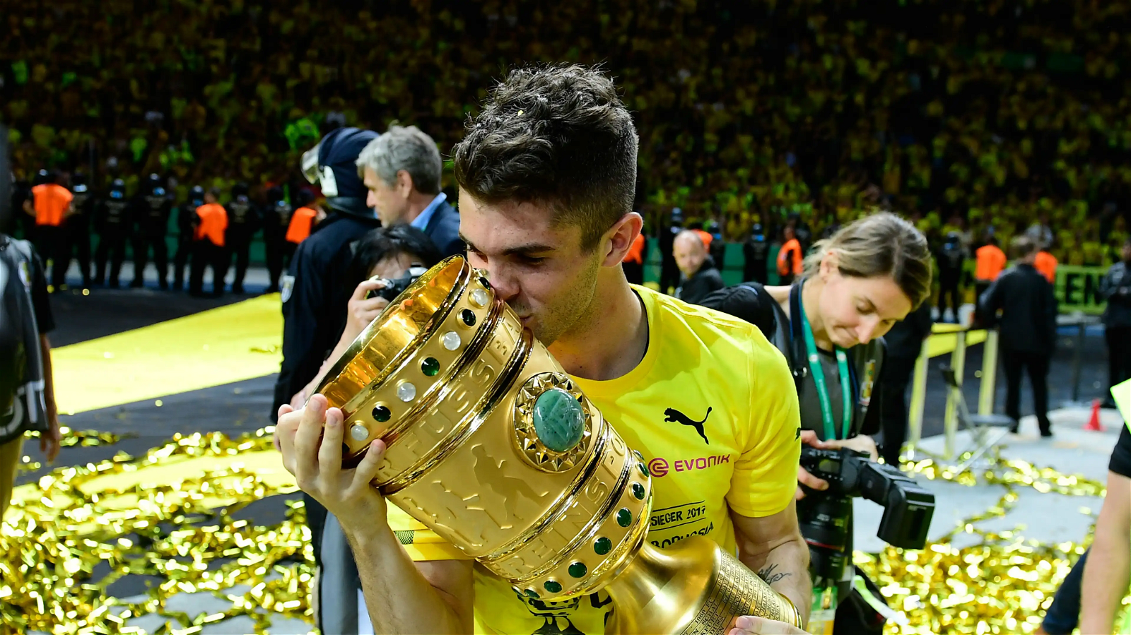 Christian Pulisic with the DFB Pokal trophy which he won with Borussia Dortmund: Why did Christian Pulisic decide to leave Chelsea?